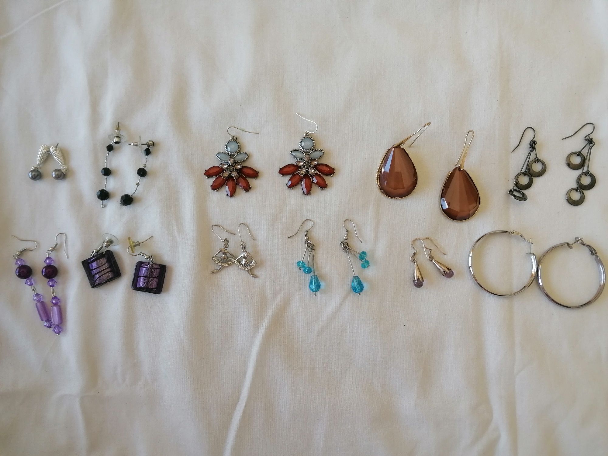 Conjunto de fios, pulseiras, anéis,brincos, relogios e dois corações.
