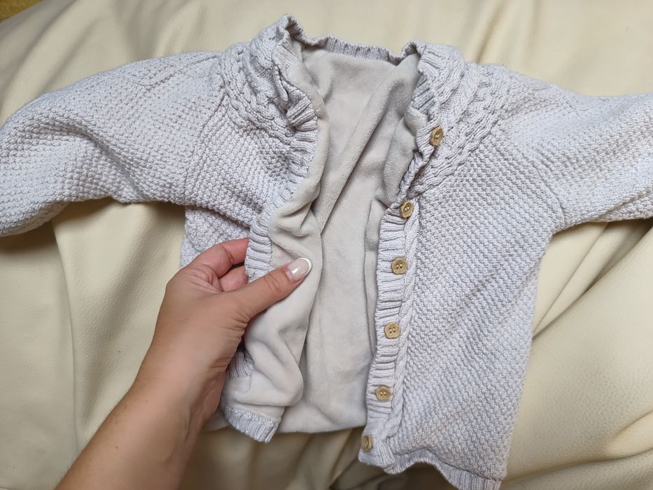 Dziecięcy niemowlęcy uroczy beżowy ciepły sweterek na guziki unisex