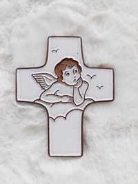 krzyżyk z aniołkiem do powieszenia w pokoju dziecka
