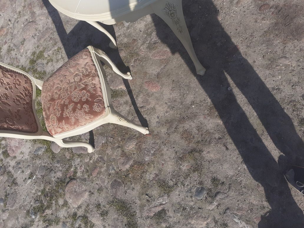Stół ludwik rozkladany plus dwa krzesla