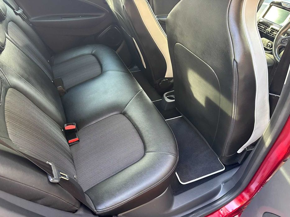 Renault Zoe 2019 40 кВт Правий руль розмитнена в Україні.