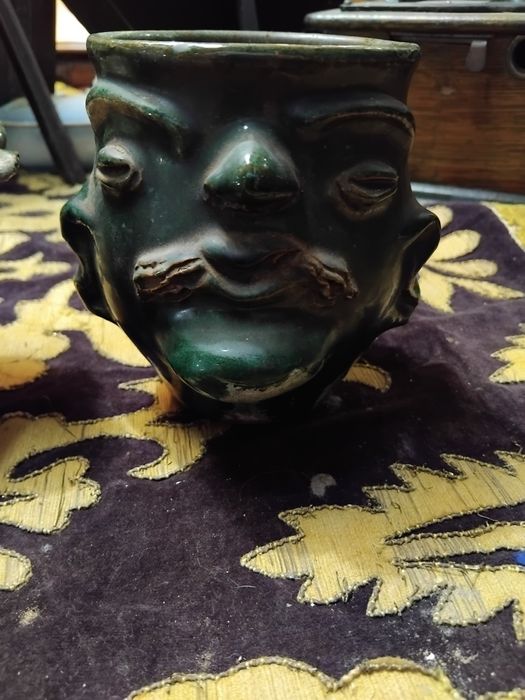 Par de canecas figuras  antropomorficas em cerâmica  vidrada