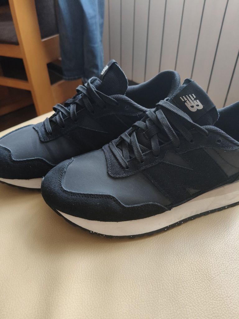 New balance 44 czarne model 237
