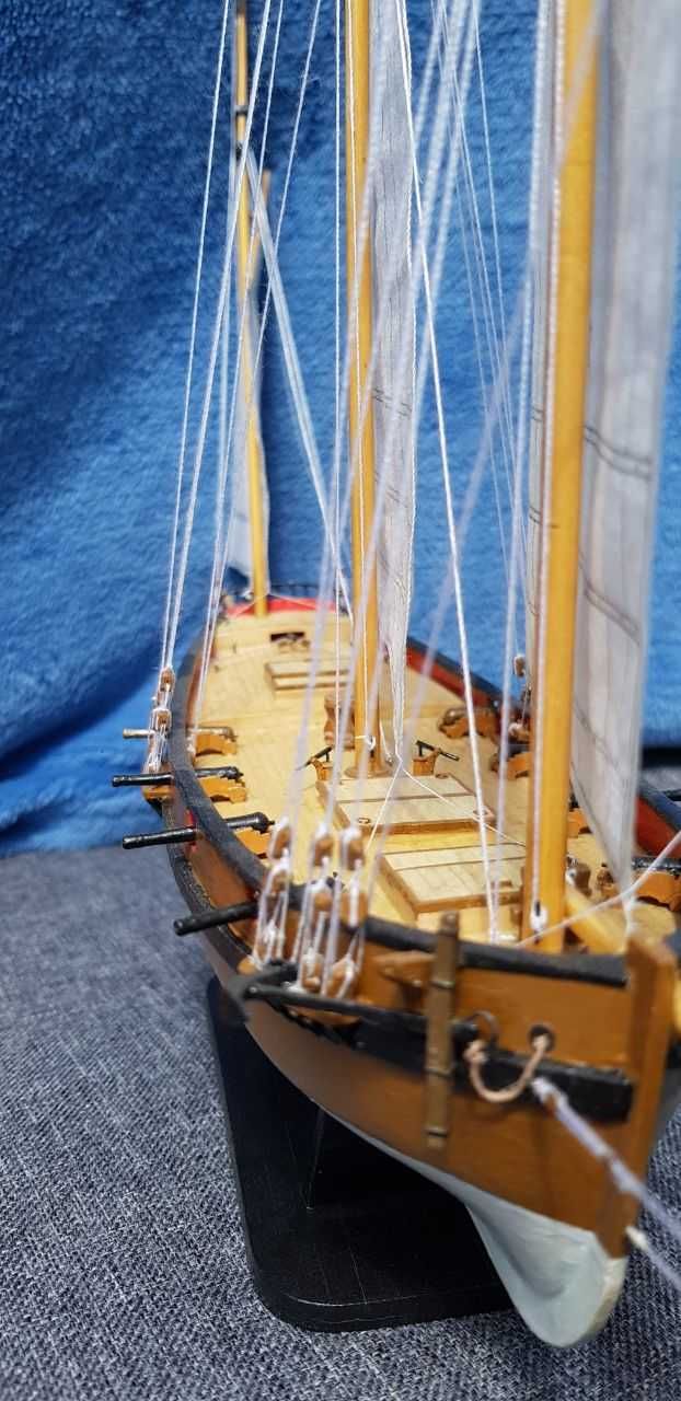 Деревянный корабль "Le Coureur" (ручная работа моряка)