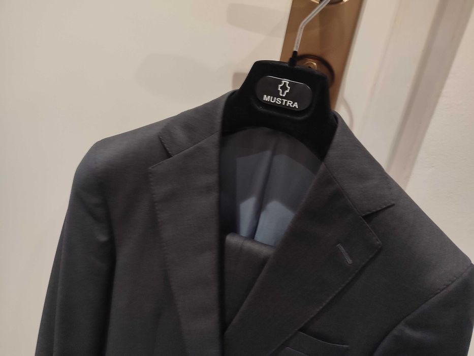 Fato cinza escuro clássico da loja Oficina Mustra - Luxo