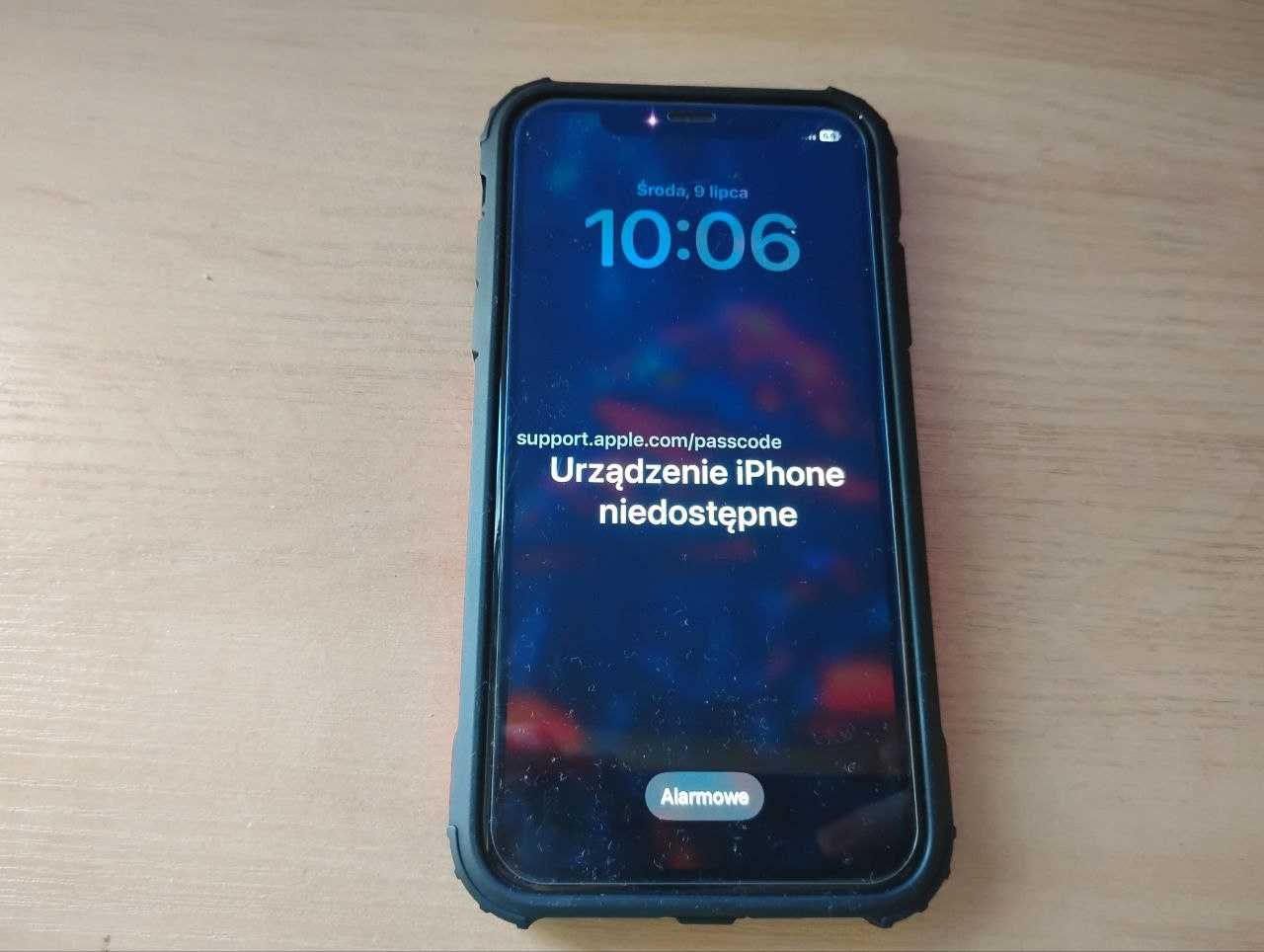 Czerwony iPhone XR z czerwonym etui (zablokowany)