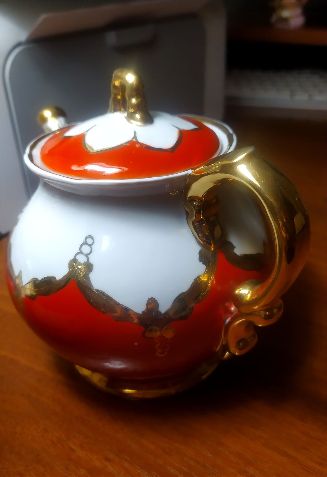 Чайник заварочный сервиза Бутон красный с золотом. Другая посуда.