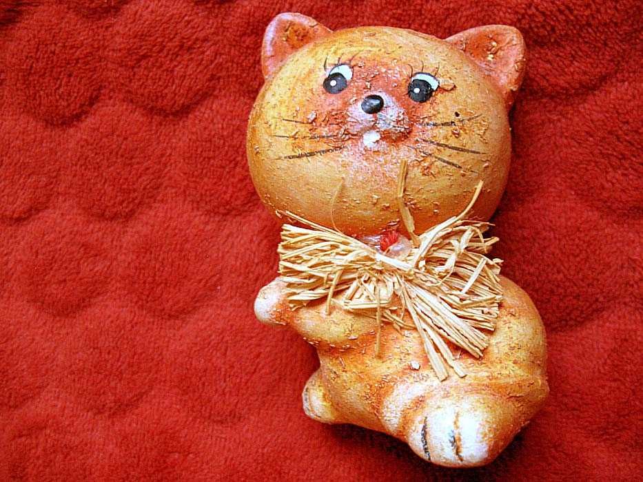 Kot - rudy kotek z kokardą - figurka ceramika - 10 x 6 x 6 cm