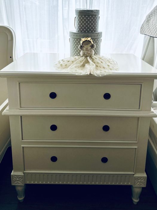 Piękna drewniana komoda dziecięca  z 3 szufladami.