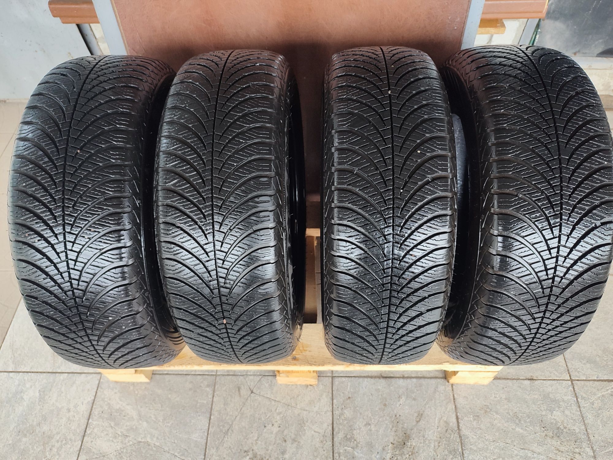 Продам резину Goodyear Vector 4seasons 195 65 r15