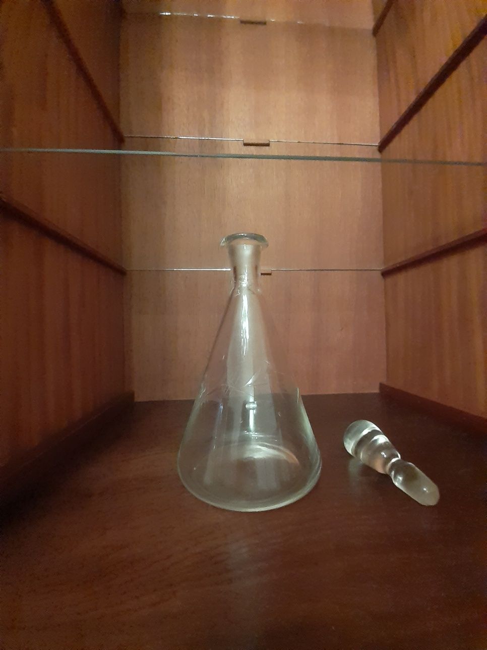 Garrafa de vidro antigo