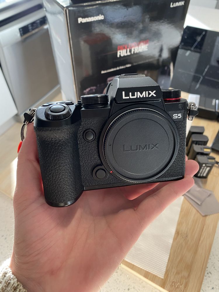 Panasonic Lumix S5 + 20-60mm + 50mm f1.8 (Com acessórios)