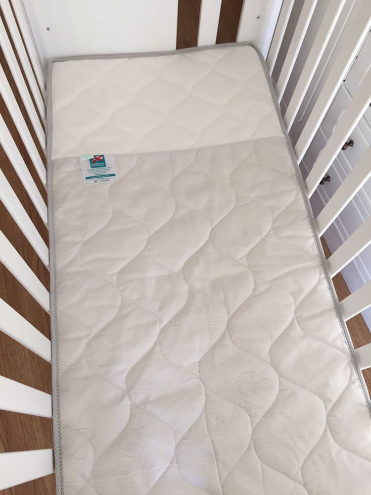 Cama bebé com colchão