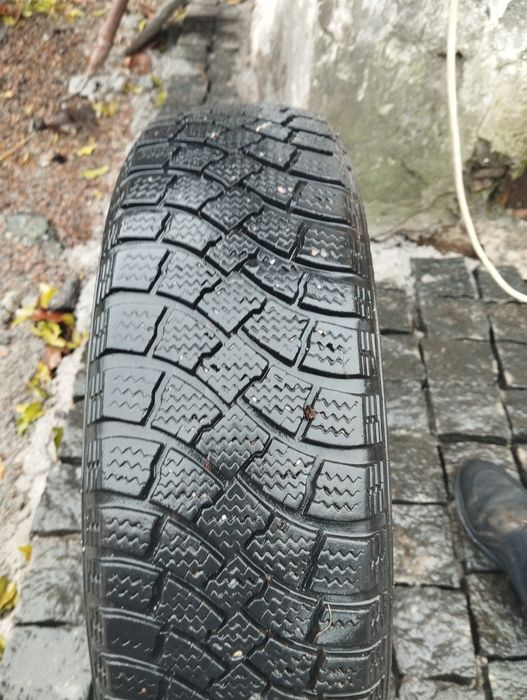 Продам зимову гуму 145-65-R15 .2 шт