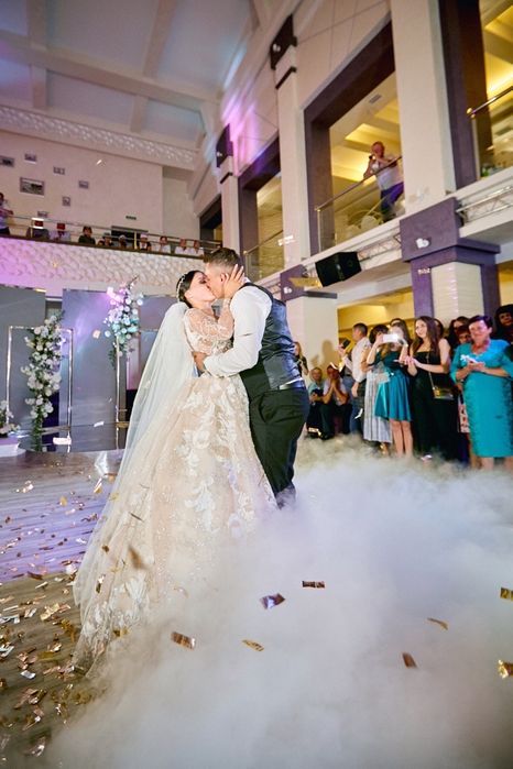 Важкий дим,  конфеті,  холодні вогні