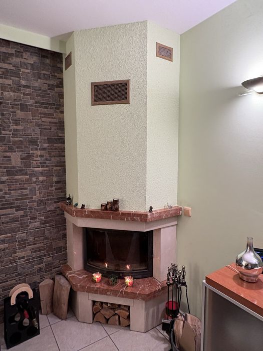 Marmurowy kominek rogowy o wymiarach 88x88 cm