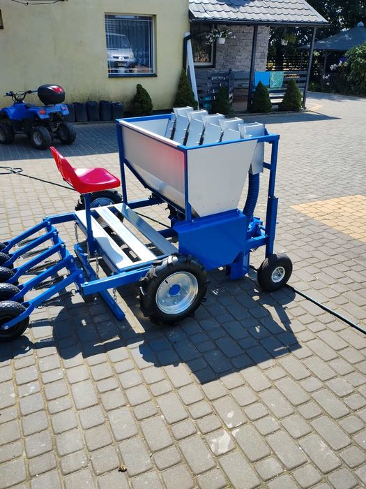 Sadzarka ,siewnik do cebuli czosnku lub bobu.