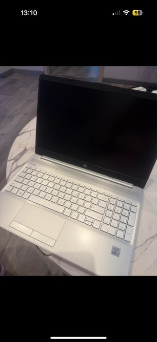 Laptop HP z podświetlaną klawiaturą