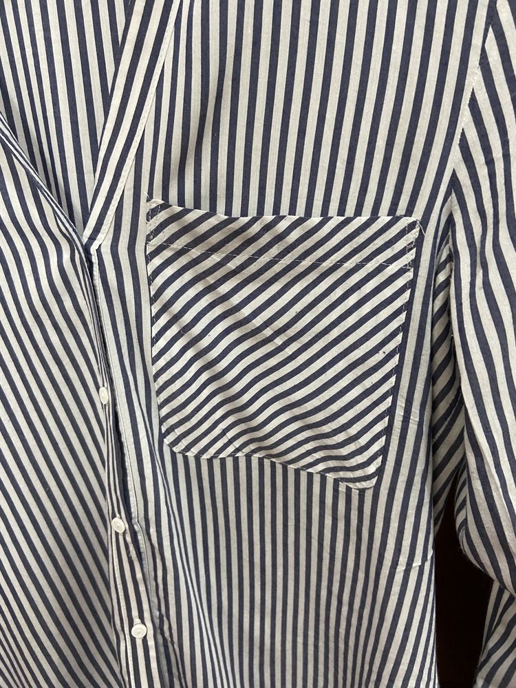 Camisa às riscas azul e branca fluída decote em V Zara