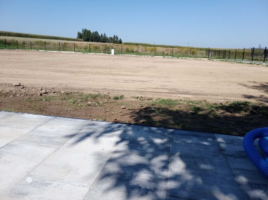 Niwelacja laserowa boisk ogrodów równanie terenu równiarka