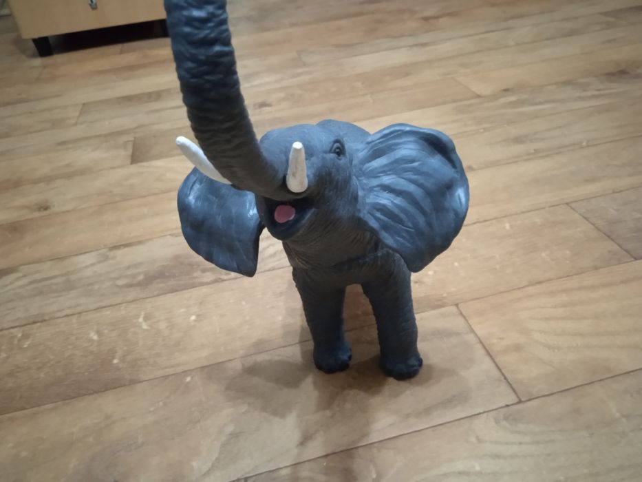 Звери большие  резиновые .