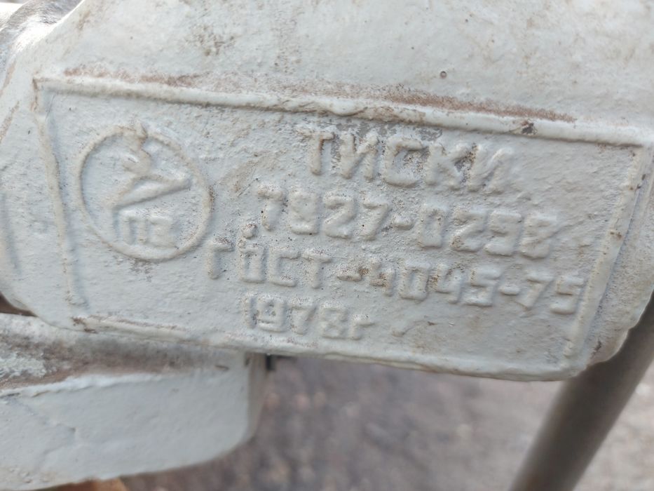 Тиски слюсарні в ідеальному стані, на вибір