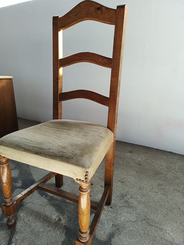 Quarto castanho com colchão
