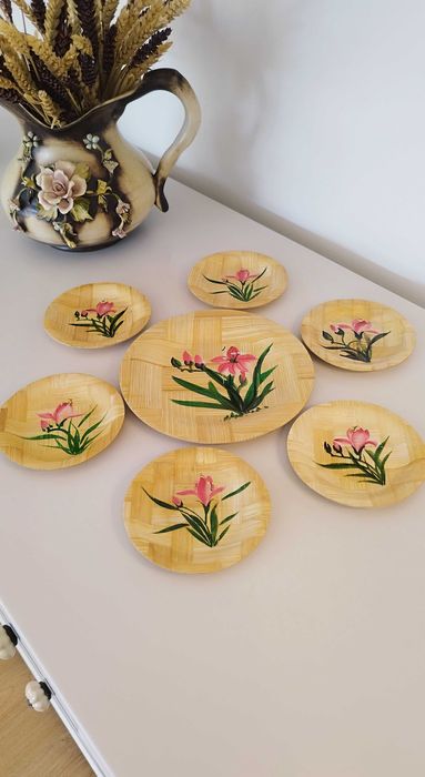 Conjunto de pratos orientais em bambu decorados e pintados à mão.