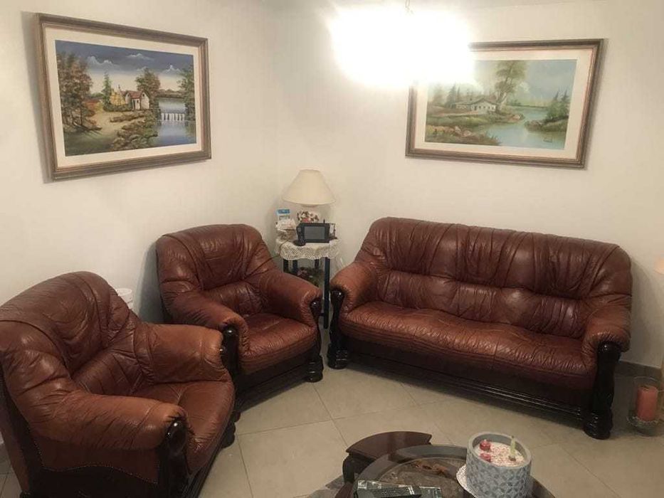 Conjunto de sofás como novos em cabedal