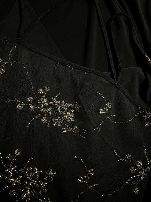 Granatowa dopasowana sukienka z prześwitującym tyłem