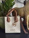 Oryginalna torebka Michael Kors monogram listonoszka beżowa