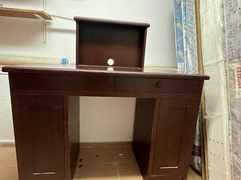 secretária com espaço para monitor