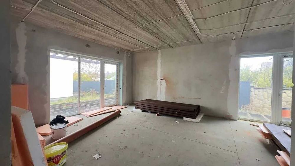 Зданий будинок поруч з містом