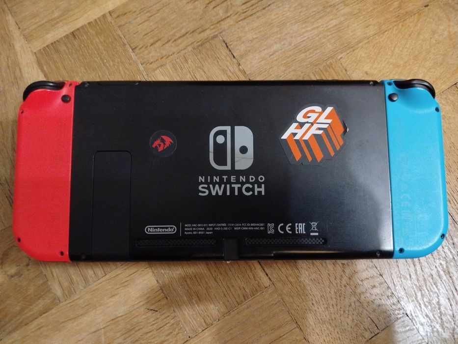 Nintendo Switch mało używany + case i dwie gry