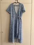 Vestido floral azul e branco