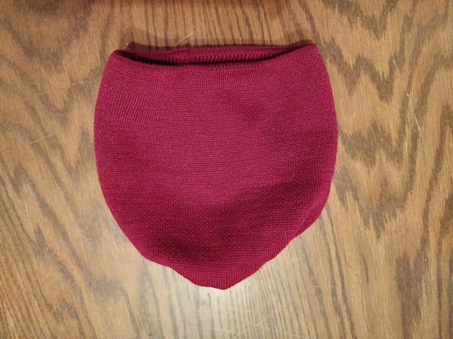 Śliczna bordowa czapka zimowa