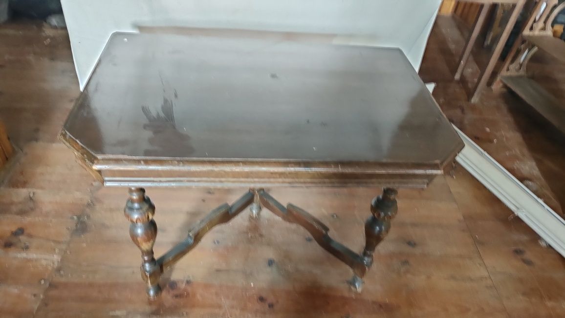 Mesa em madeira para encontrar a parede