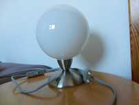 Lampa stołowa metal srebrna kula biała połysk E14