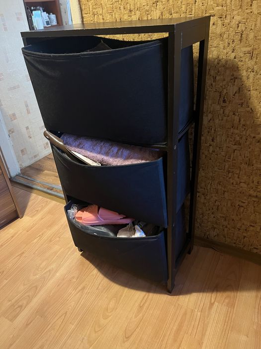 Szafka z materialowymi koszykami