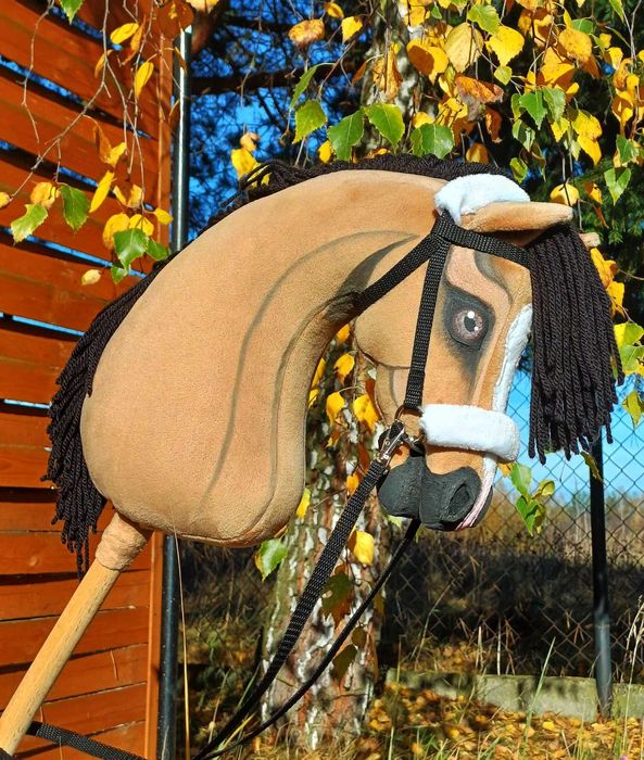 Konik Hobby Horse A3 gniady ujeżdżeniowy z ogłowiem i wodzami