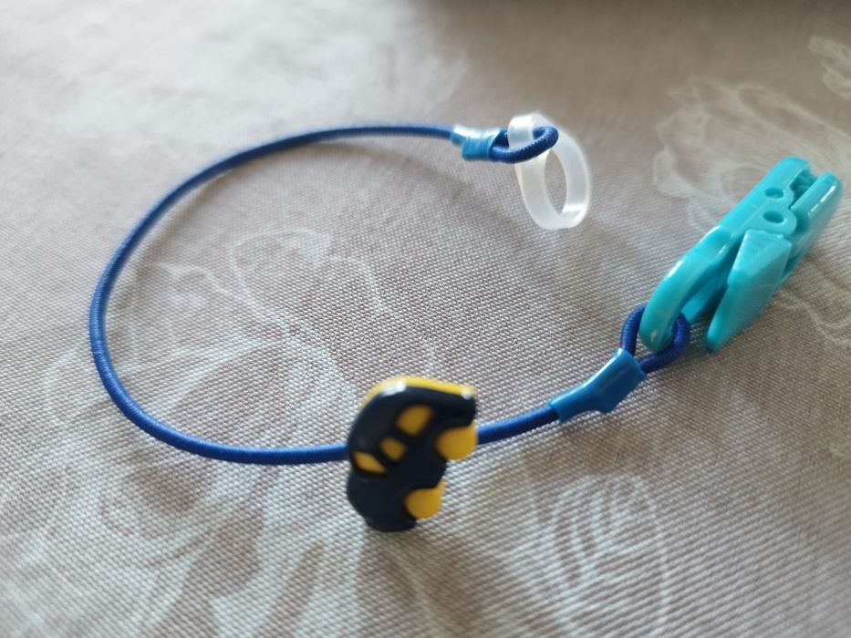 Pojedyncza zawieszka klips do apartu słuchowego samochodzik