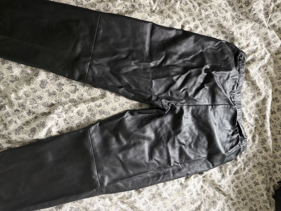 Czarne spodnie skórzane M
