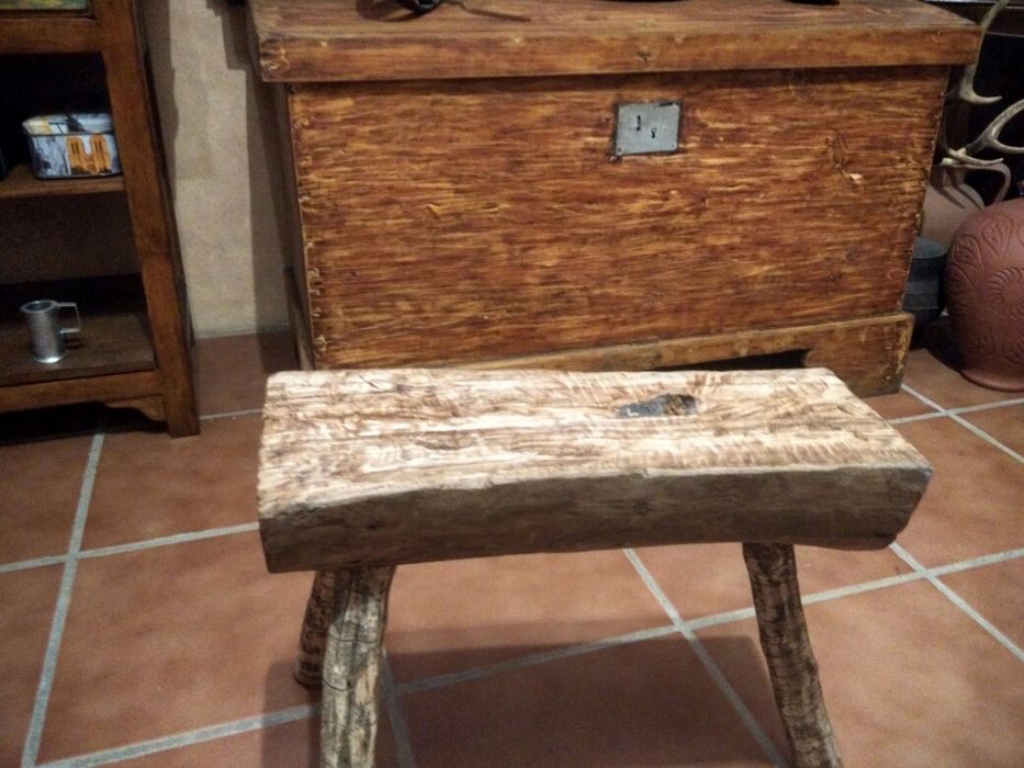 Banco com 3 pés muito bonito.