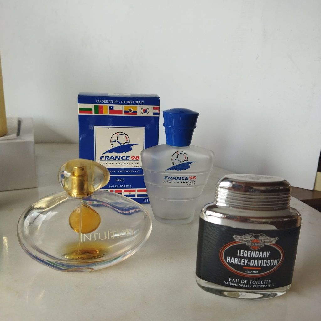 Lote de 12 frascos (vazios) de perfume, de coleção.