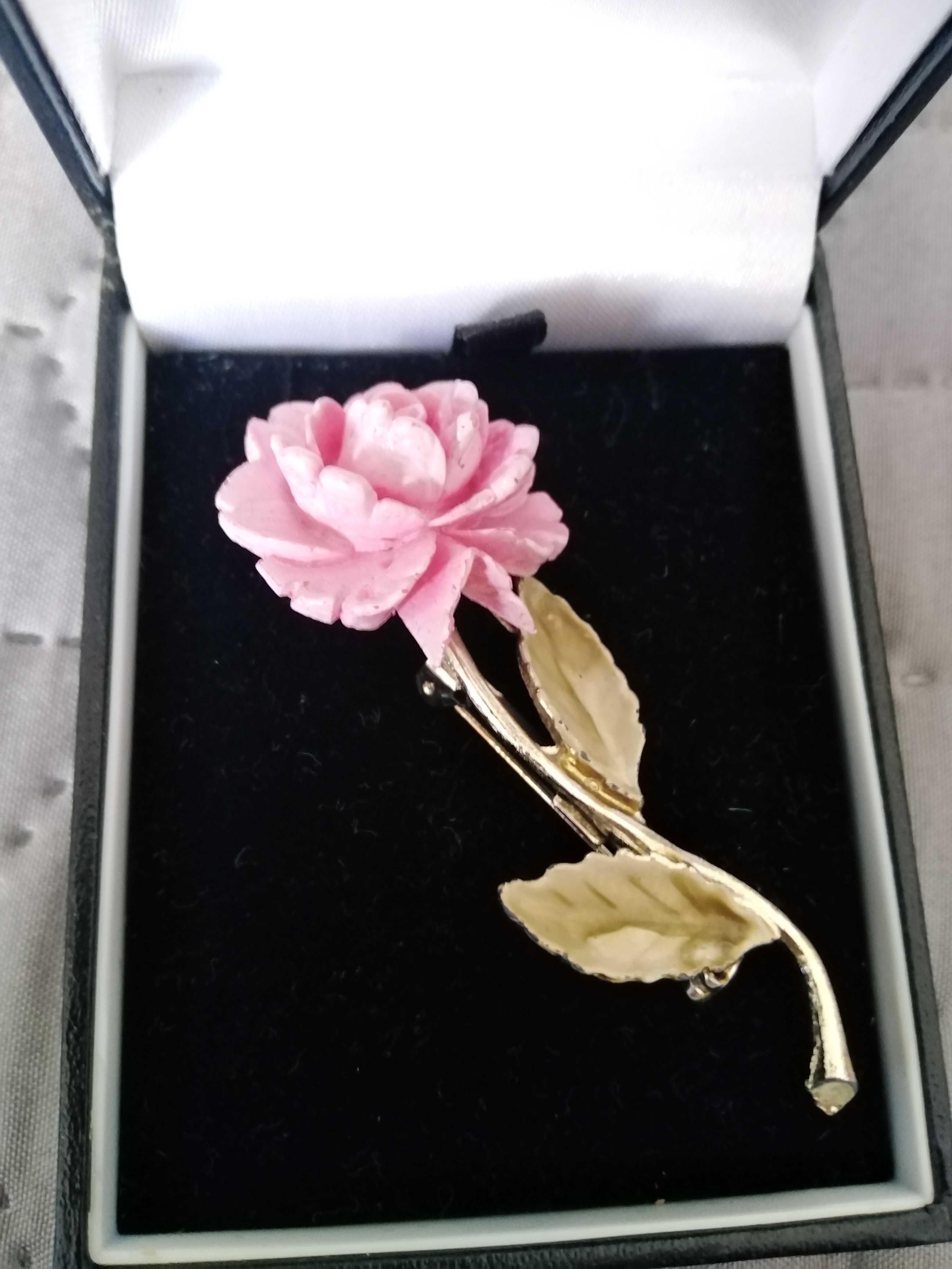 Broszka kwiat  6.5x3cm  w pudełku