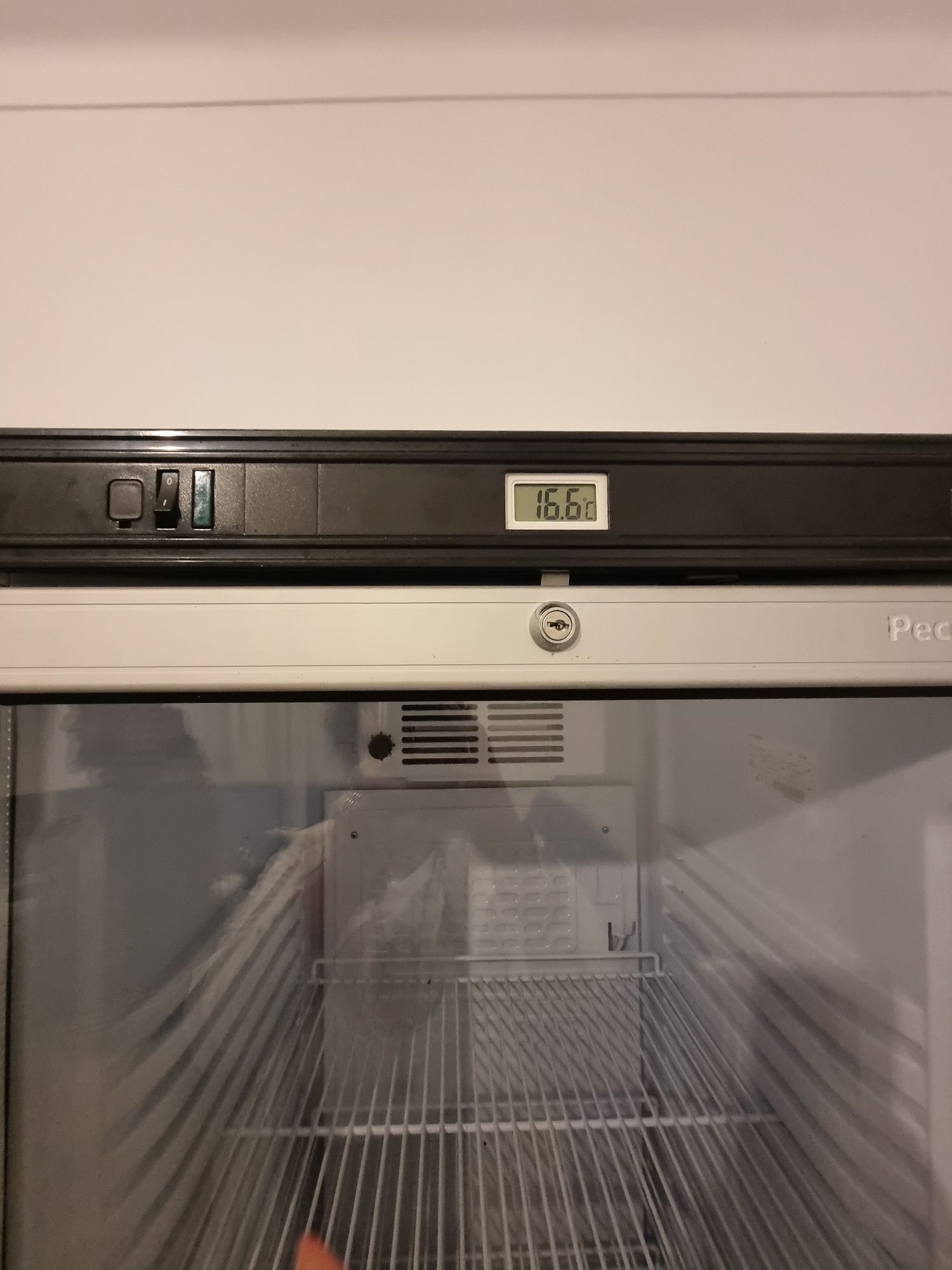 Frigorífico com porta de vidro