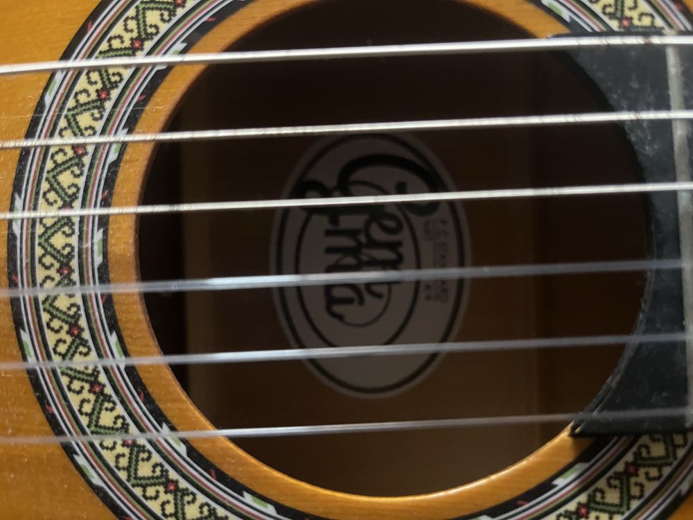 Guitarra Genma + cordas palheta e capo
