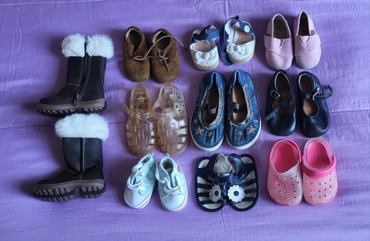 Lote de roupas e sapatos de bebé menina