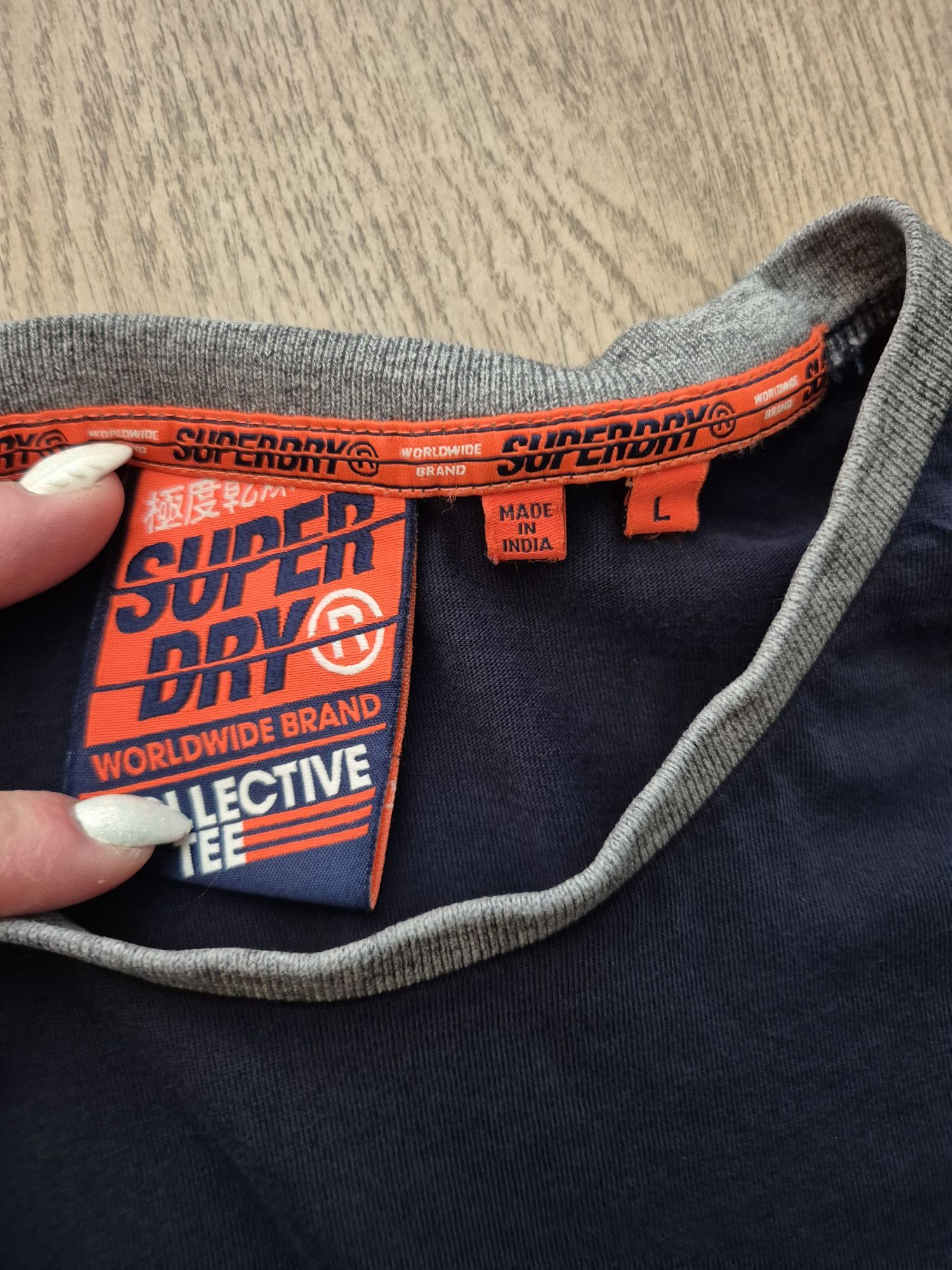 Superdry t-shirt damski L
Kolor granatowy z kolorowymi pastelowymi ręk