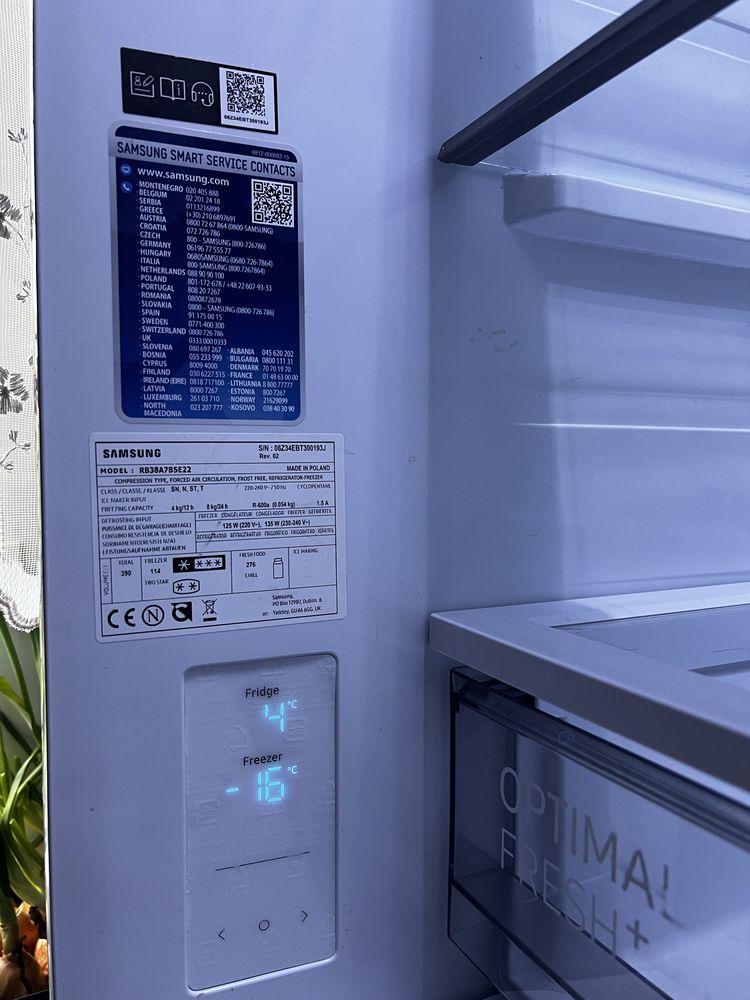 Lodówka SAMSUNG Bespoke RB38A7B5E22 2,03m, 390l, czarne szkło